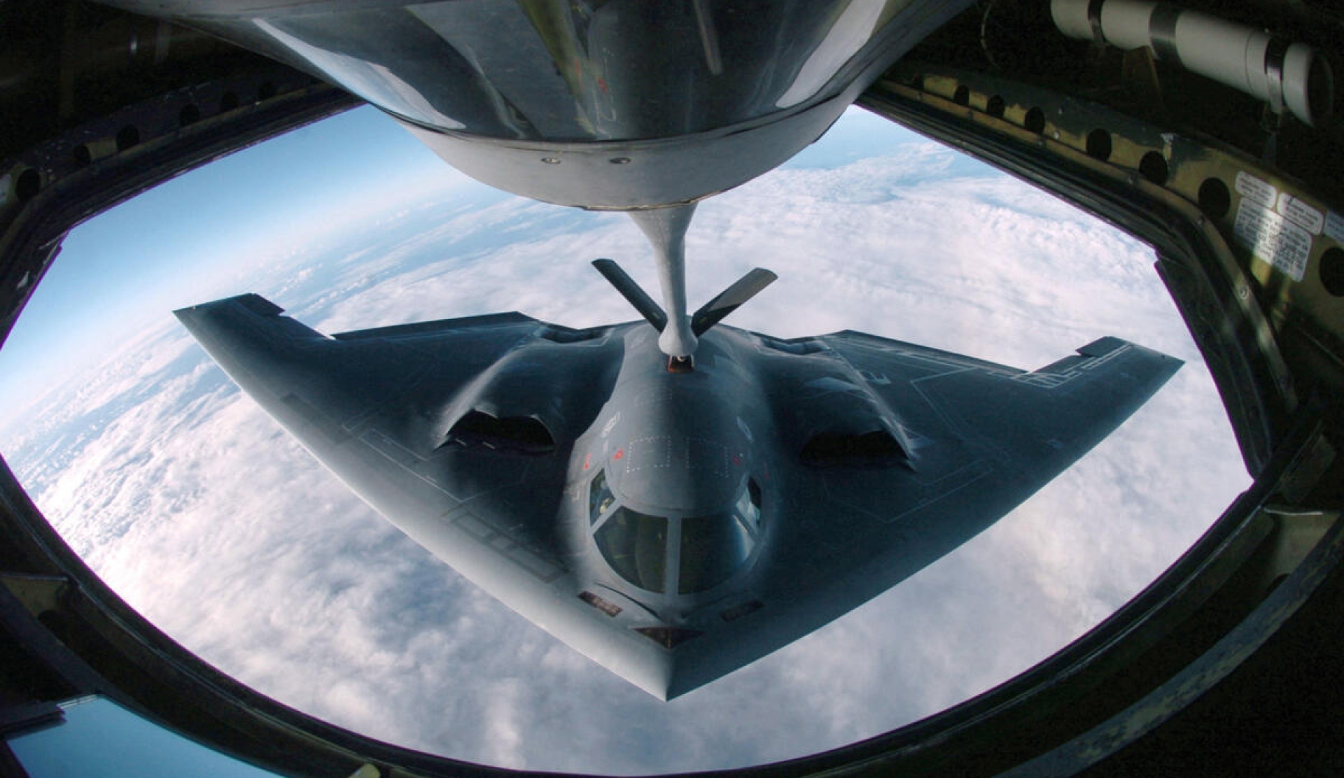 El poder tecnológico de los bombarderos furtivos y armas antibúnker estadounidenses