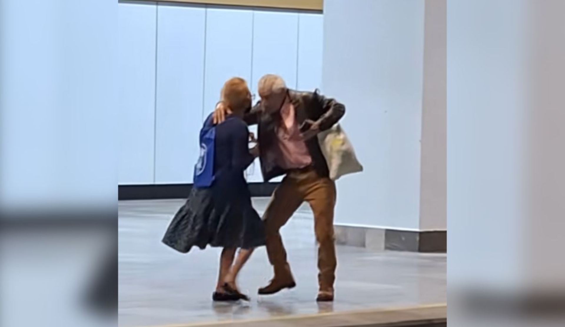 Abuelitos conquistan TikTok bailando juntos mientras esperan el Metro CDMX
