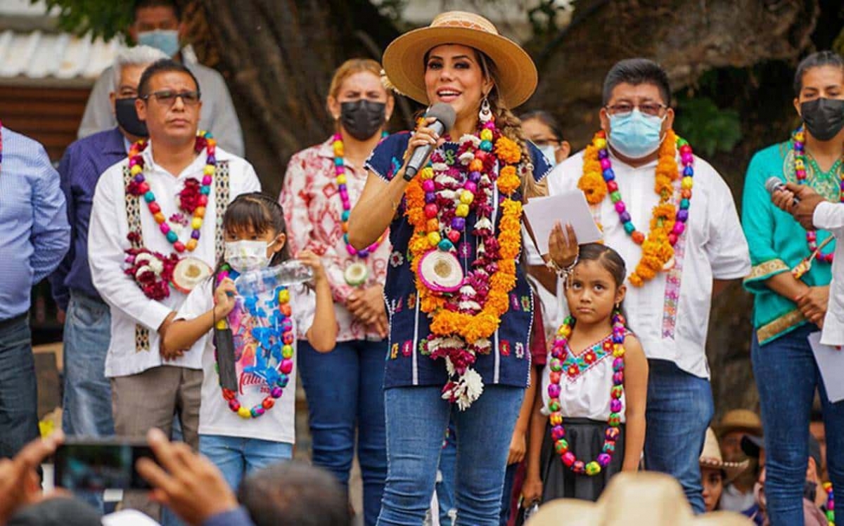 Al ritmo de "Como la flor", Evelyn Salgado, cierra mítines en Guerrero