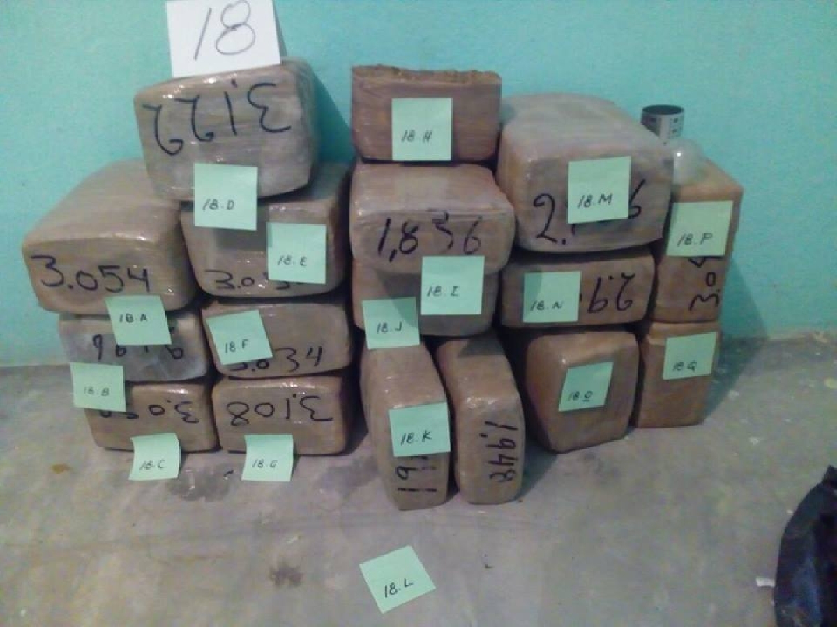 Decomisan 40 kilos de marihuana, armas y vehículos de una vivienda en Miacatlán