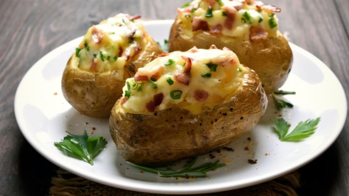Papas rellenas de queso y tocino, receta fácil para la hora de la comida