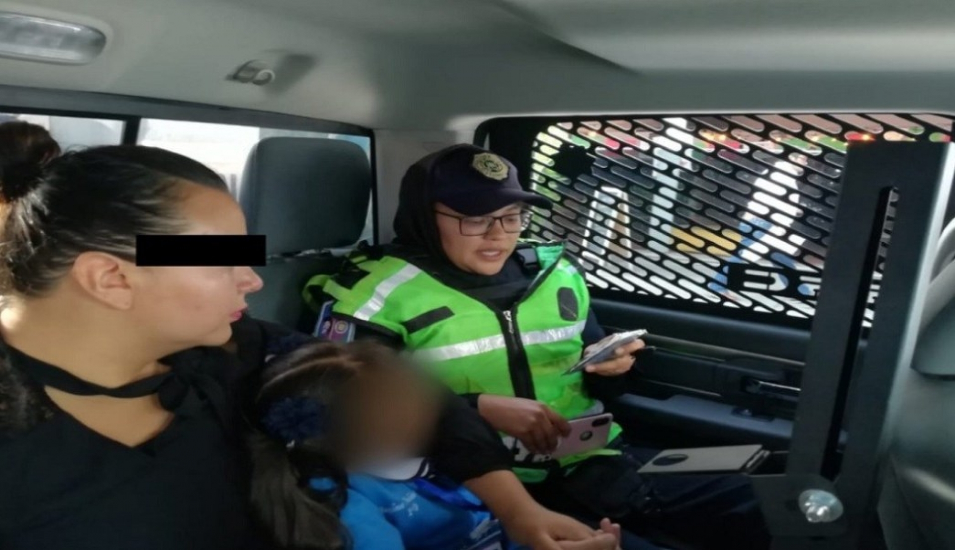 Arrestan a madre que cacheteó y arrastró a su hija de seis años porque no quería entrar a clases