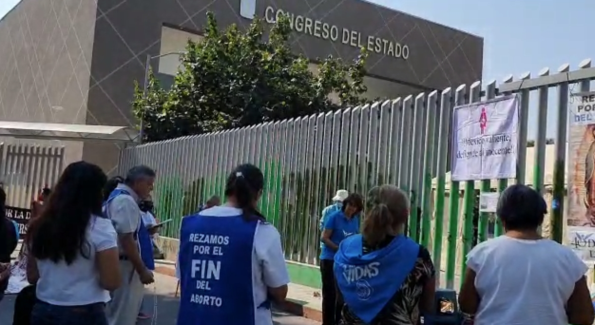 Integrantes del Frente Nacional por la Familia protestan ante el Congreso local