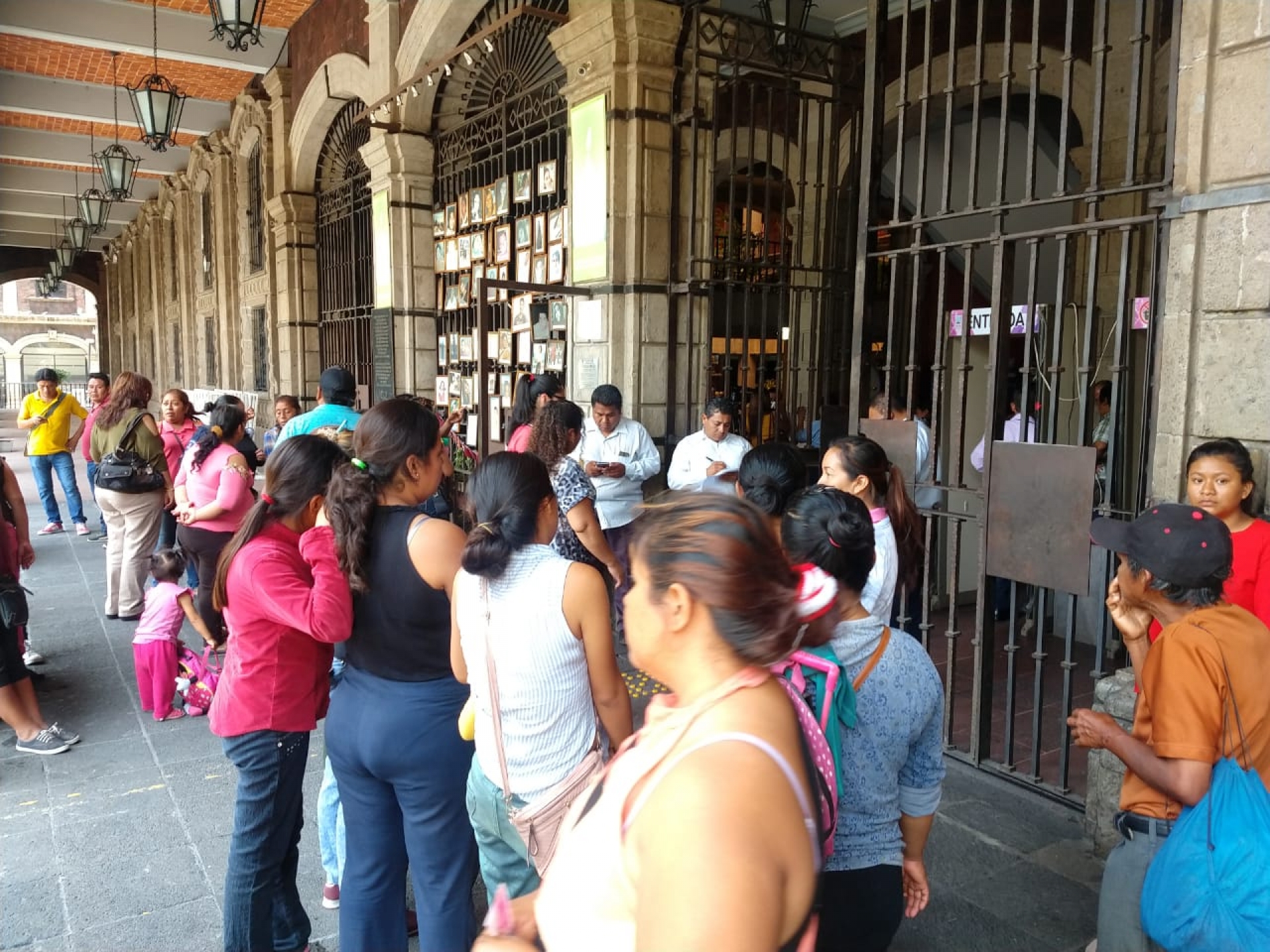Protestan padres de familia de primaria 'Emiliano Zapata', en Cuernavaca