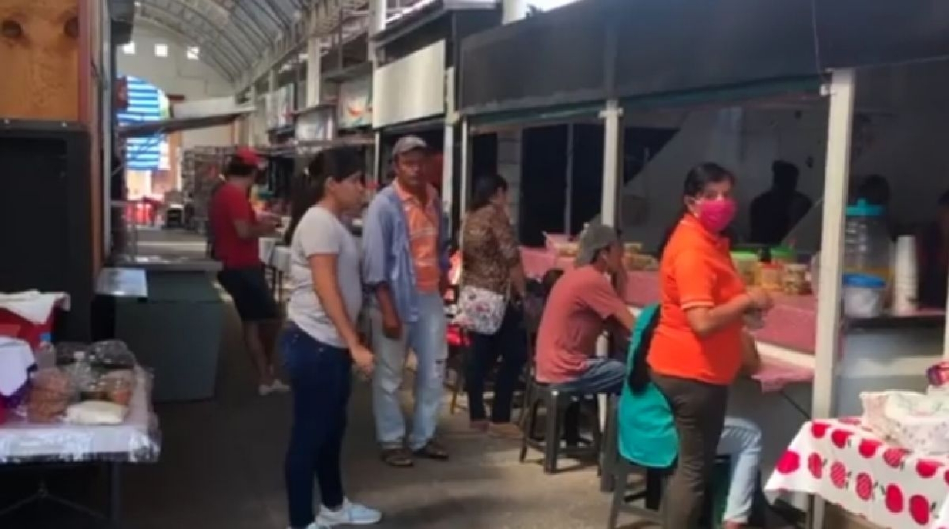Locatarios del mercado de Coatlán no cumplen con uso de cubrebocas