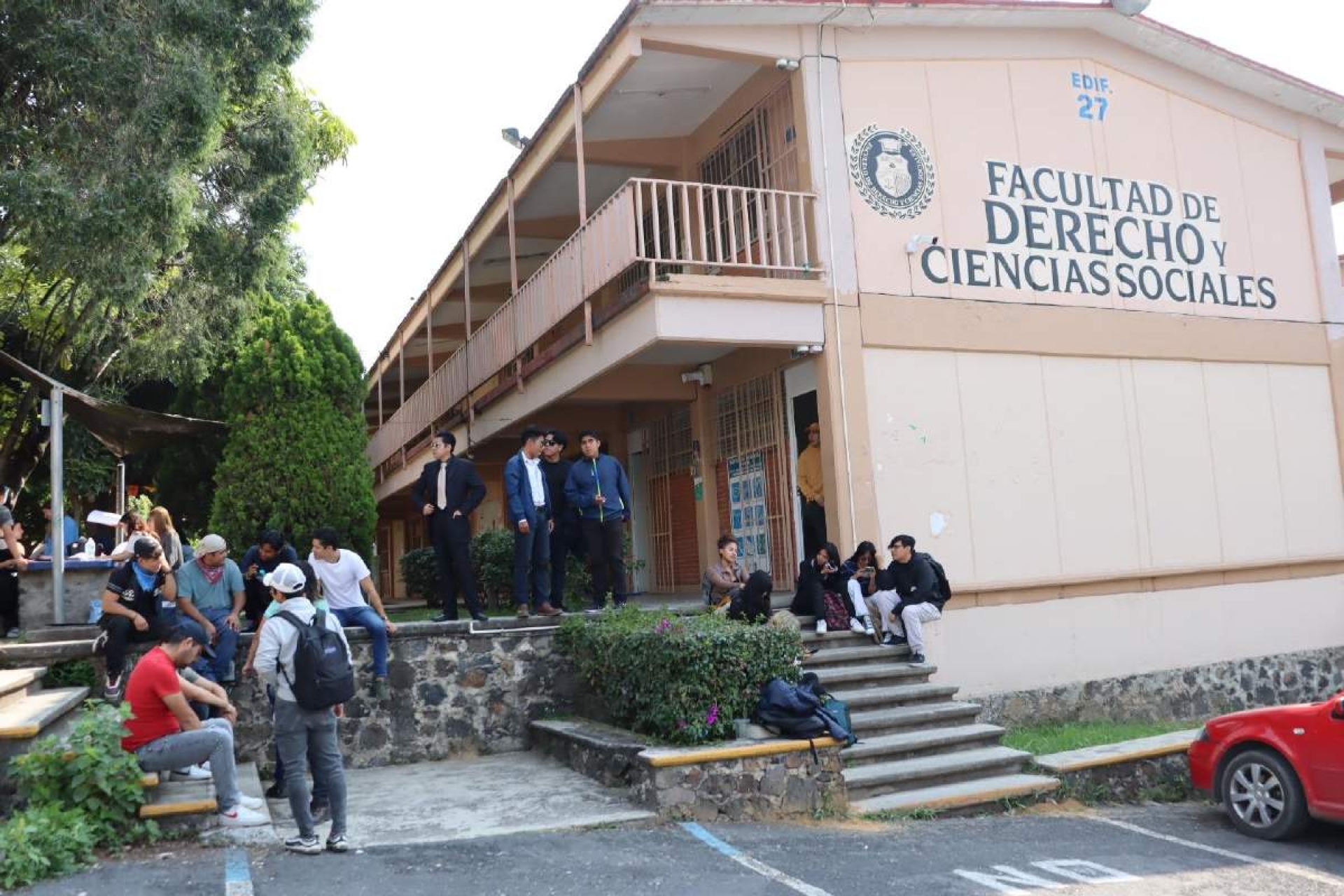 Un grupo de estudiantes paralizó las actividades en la Facultad de Derecho