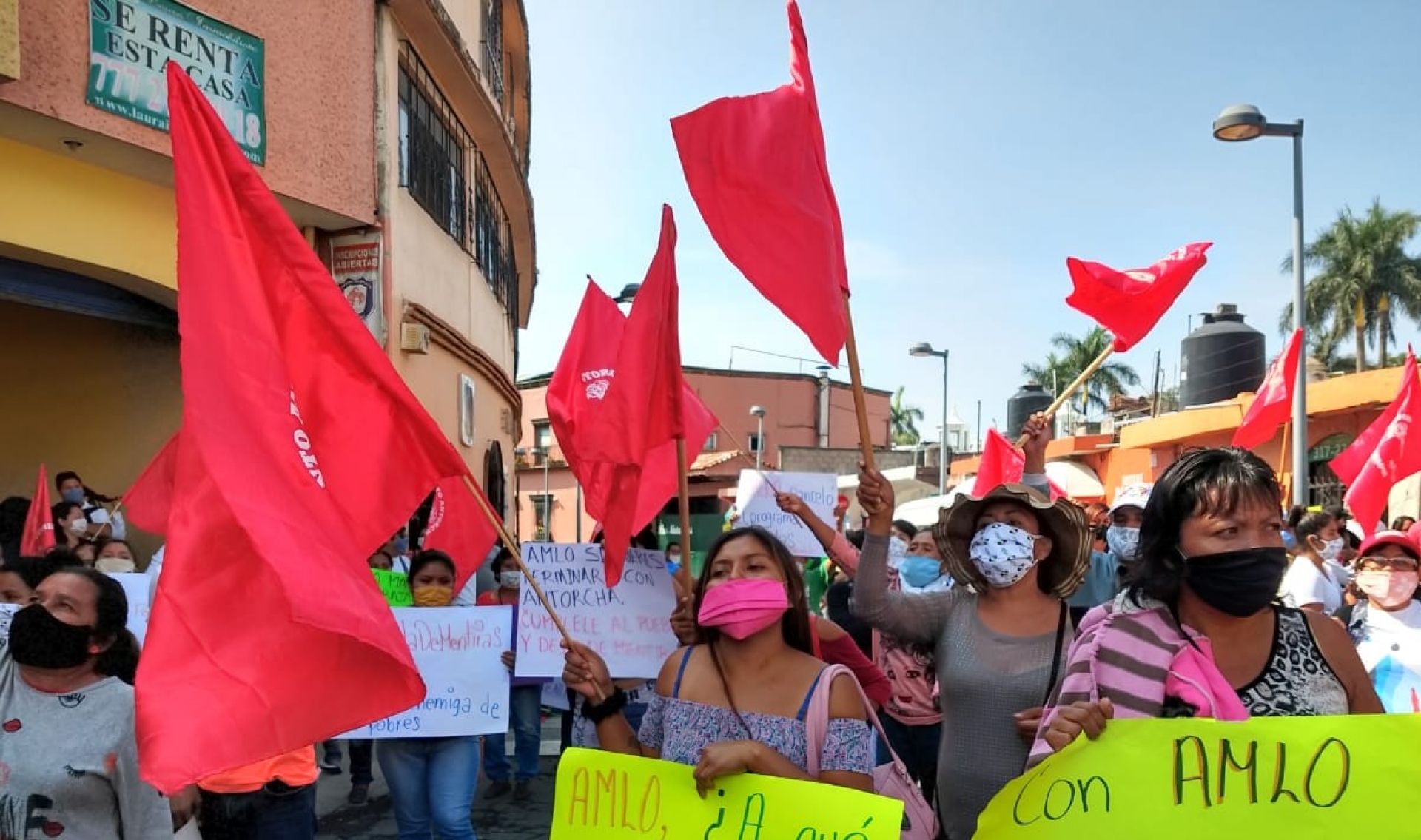 Se manifiestan antorchistas durante visita de AMLO a Cuernavaca