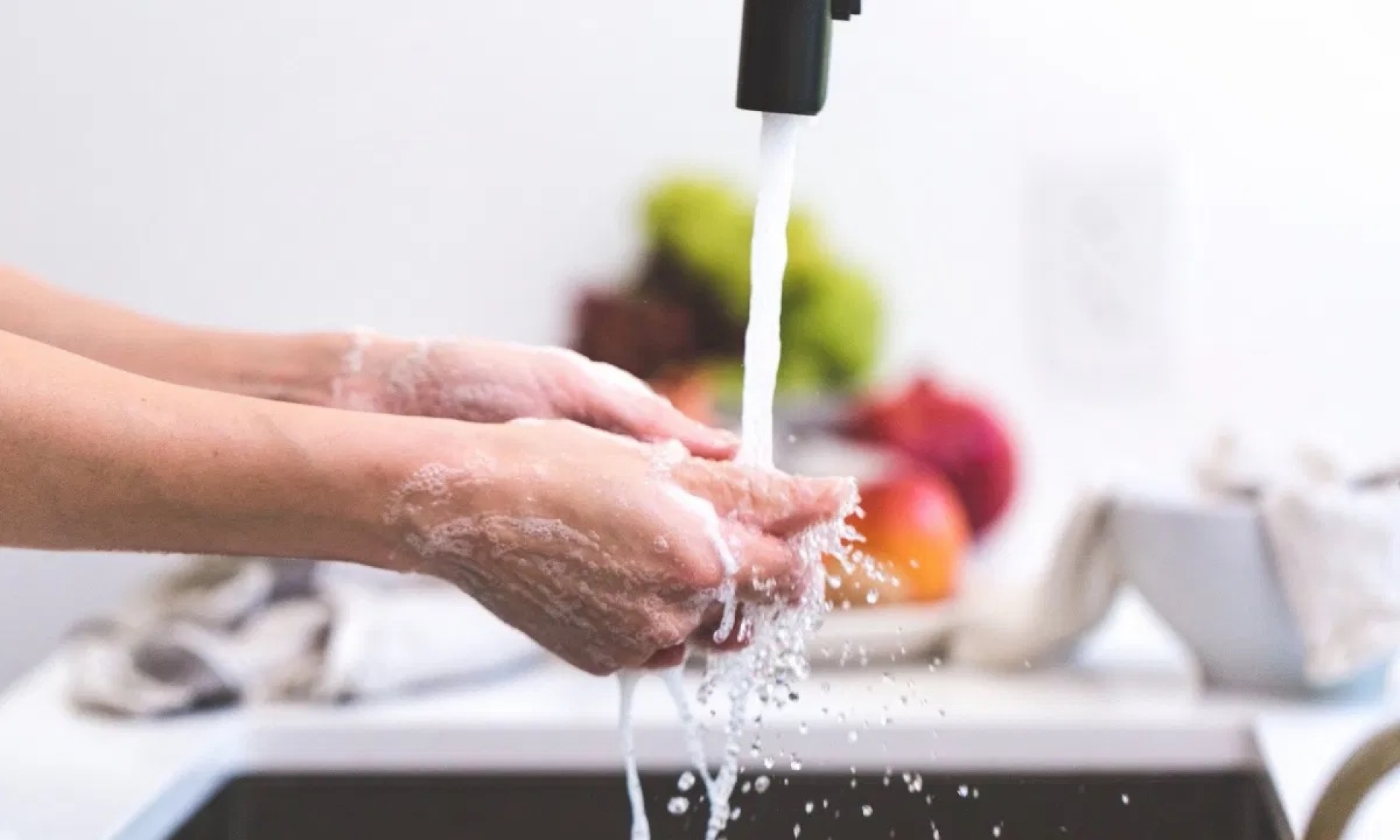 La basura que nunca debes echar al fregadero, desde arroz hasta aceite