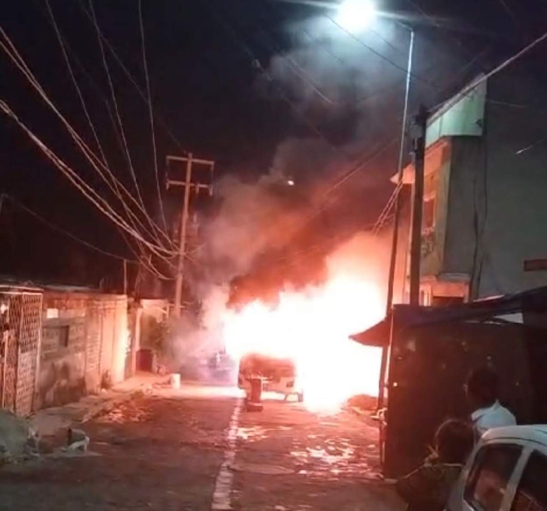 Uso de pirotecnia provoca incendio de una 'ruta'