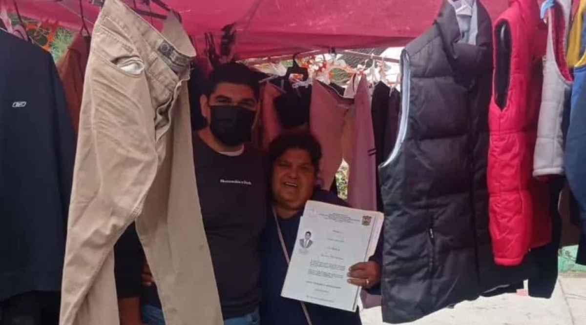 Ingeniero presume su título universitario en puesto de tianguis junto a su mamá