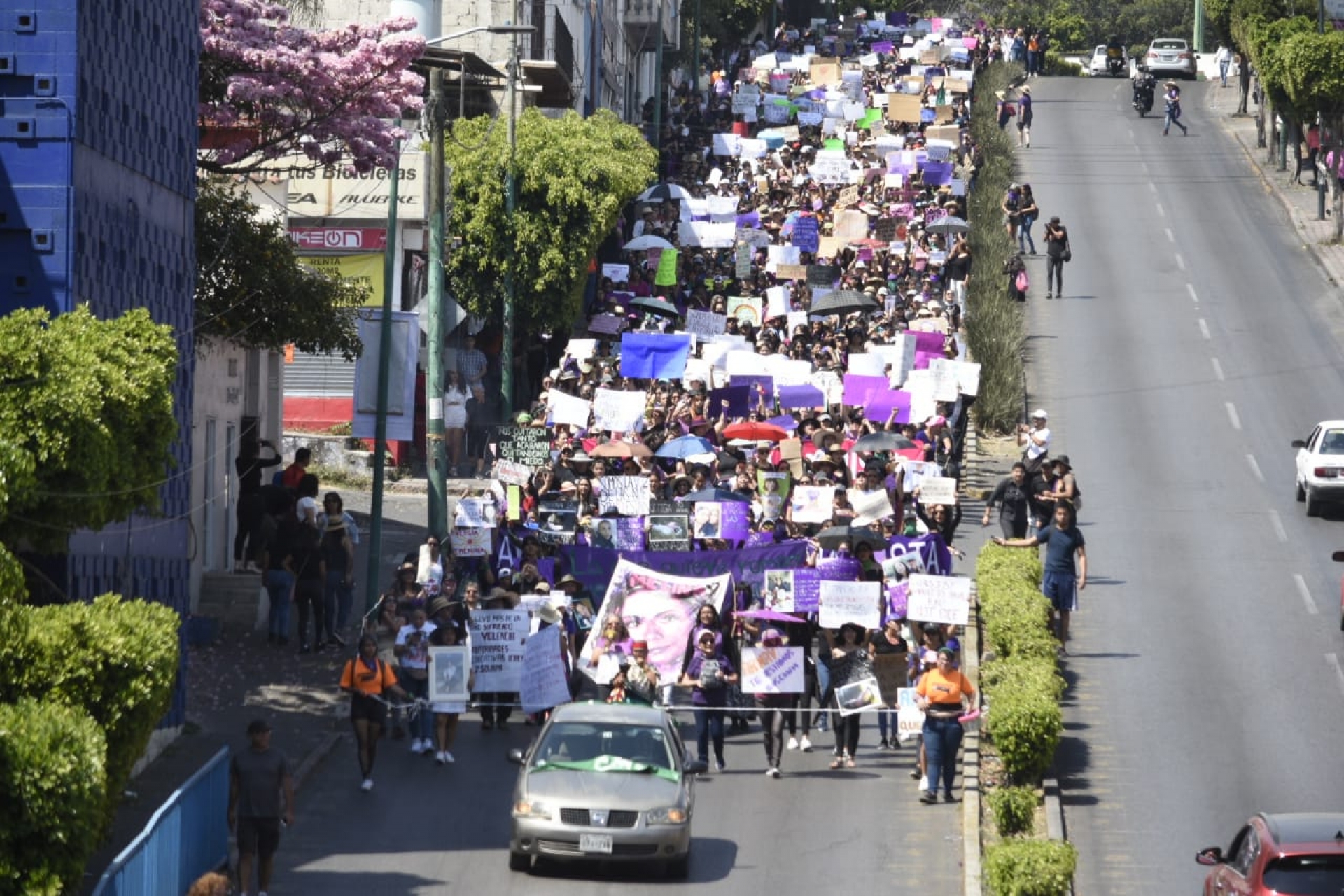 Marchan en conmemoración del Día Internacional de la Mujer, en Cuernavaca