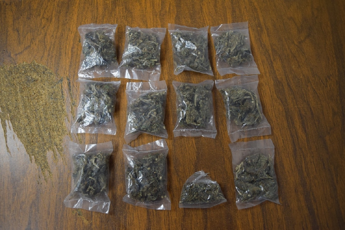 Detienen a pareja que presuntamente tenía droga