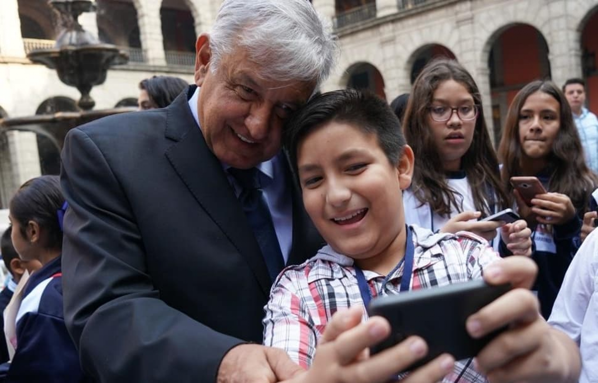 Felicita AMLO a todos los niñ@s; reconoce su paciencia ante COVID-19