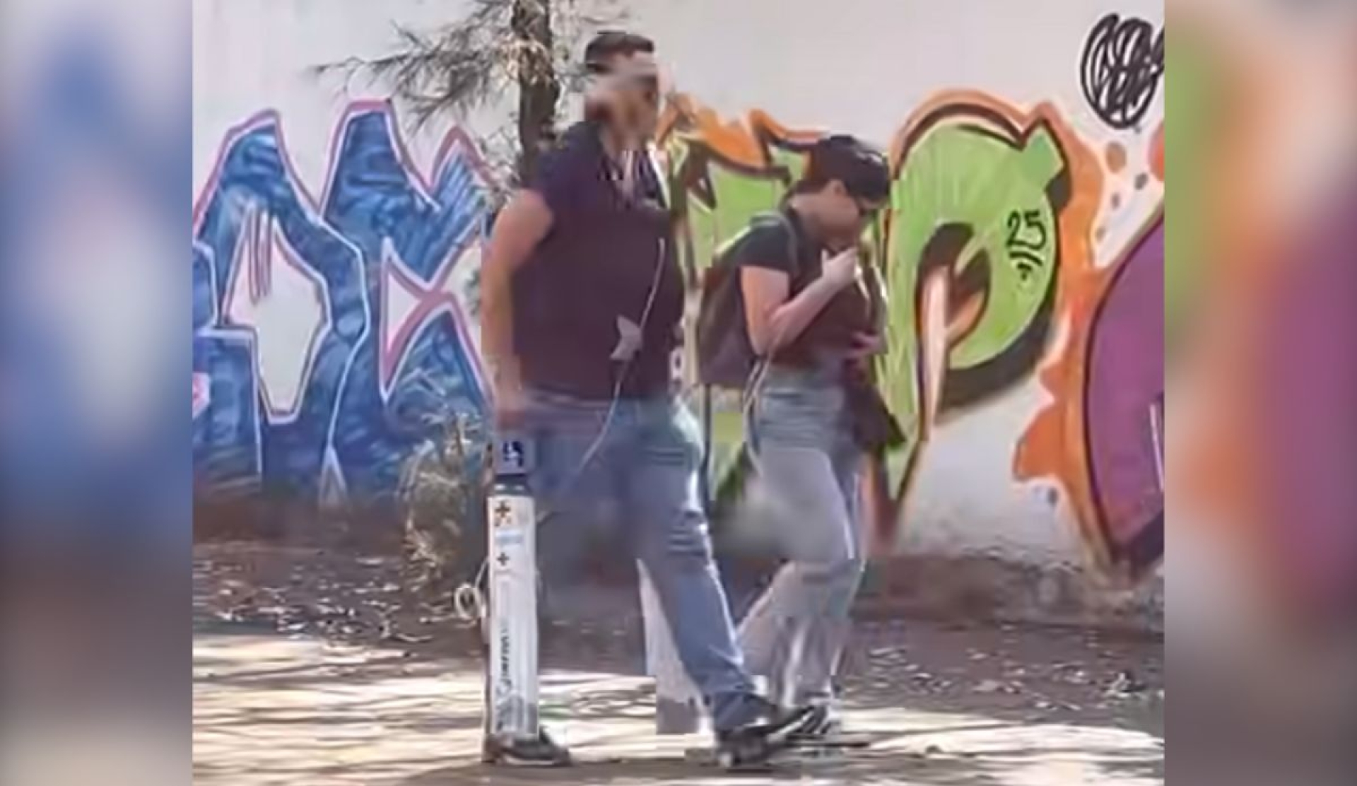 Padres se vuelven virales por trasladar bebés con oxígeno; empresario ofrece coche