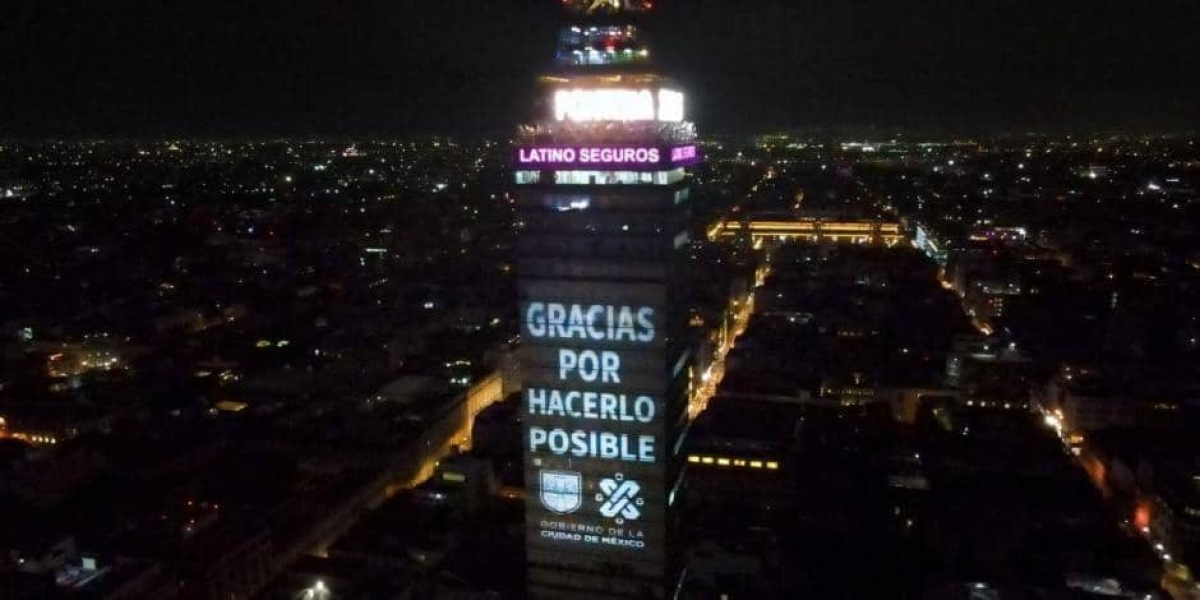 Proyectan mensaje de agradecimiento por vacunación COVID en Torre Latinoamericana