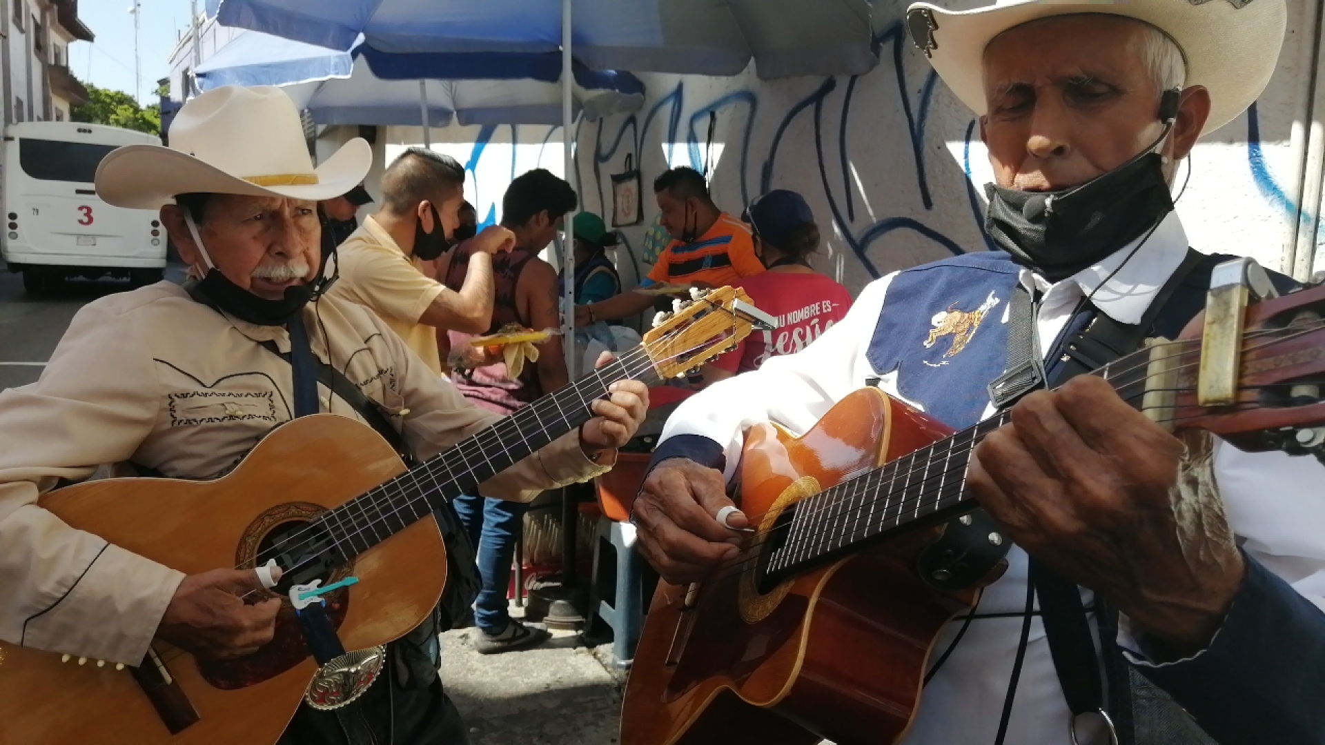 Dueto 'El cancionero del jaguar' sale a trabajar en las calles tras meses de resguardo