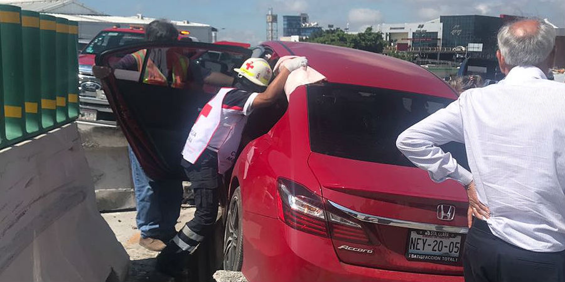 Se impactan tractocamión y automóvil en el paso exprés; dos personas resultaron heridas