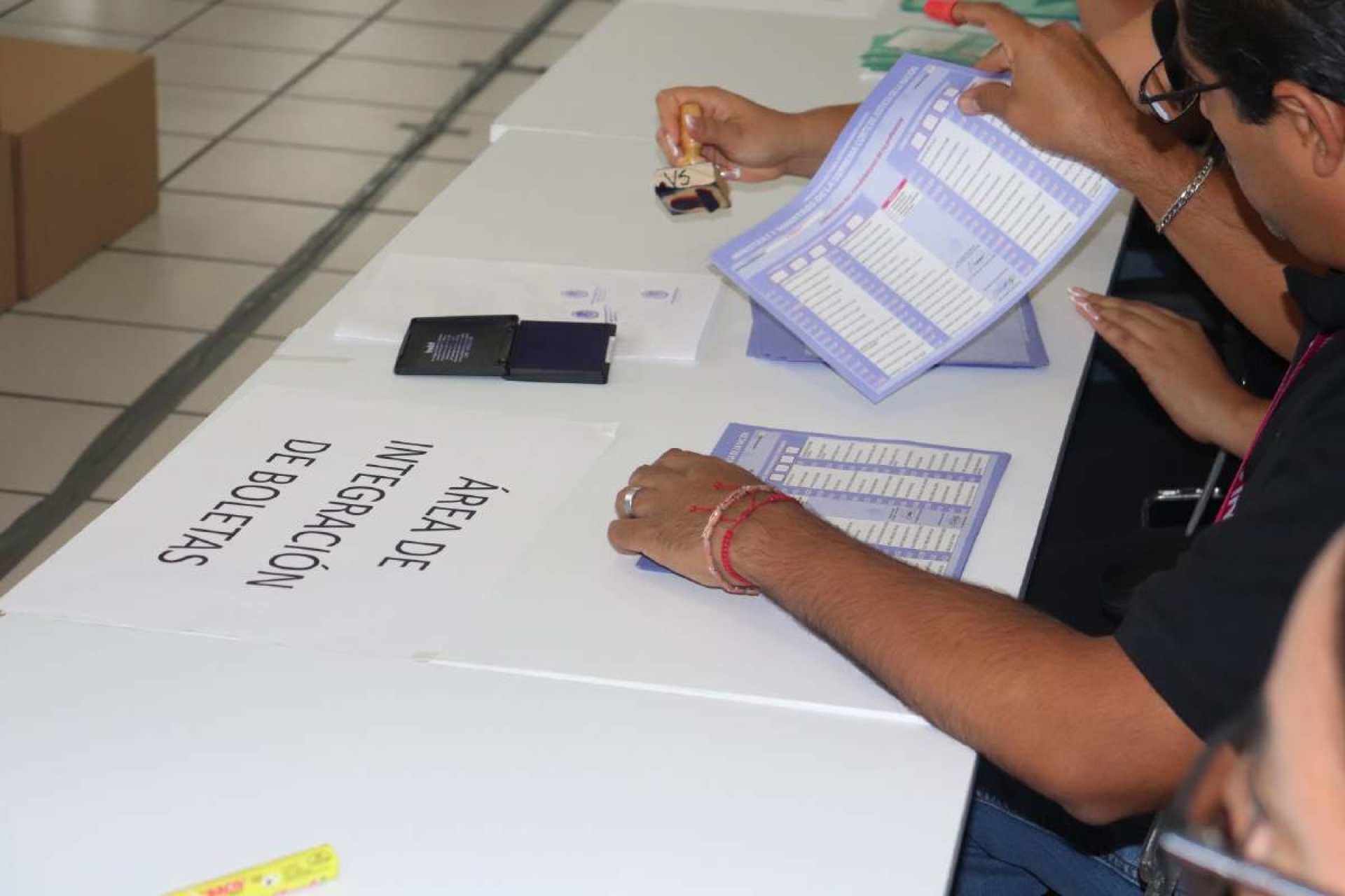 27 ciudadanos, los primeros en votar en el Distrito 04