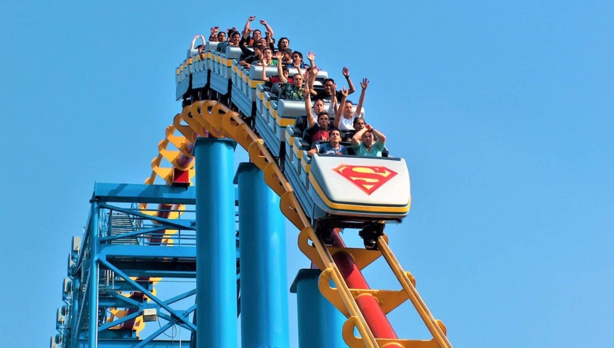 "Muestras de afecto están prohibidas": acusan a director de Six Flags de homofobia
