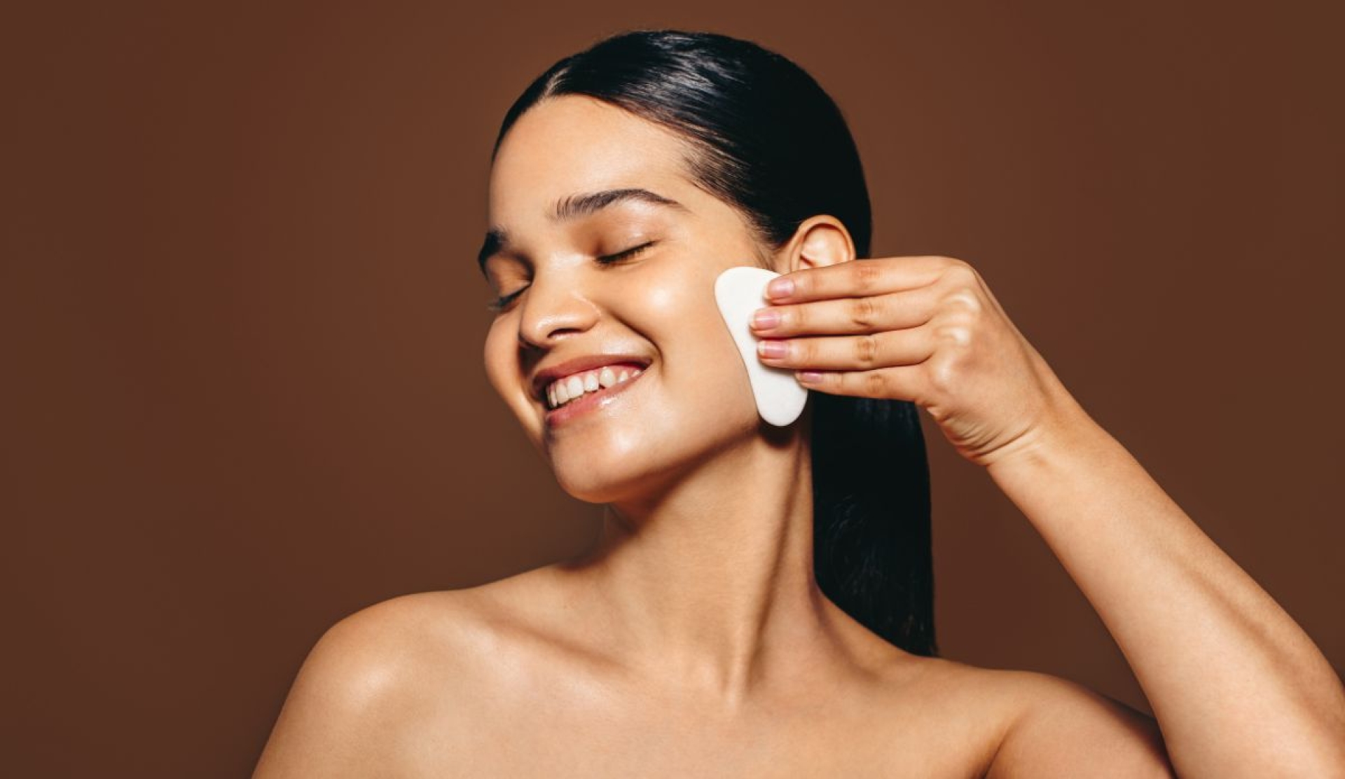 Masajes faciales con Gua Sha: beneficios reales y cómo usarlos correctamente