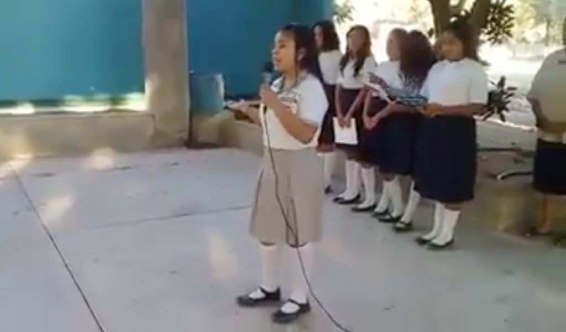 VIDEO: Niña rompe el internet declamando un poema a favor de AMLO