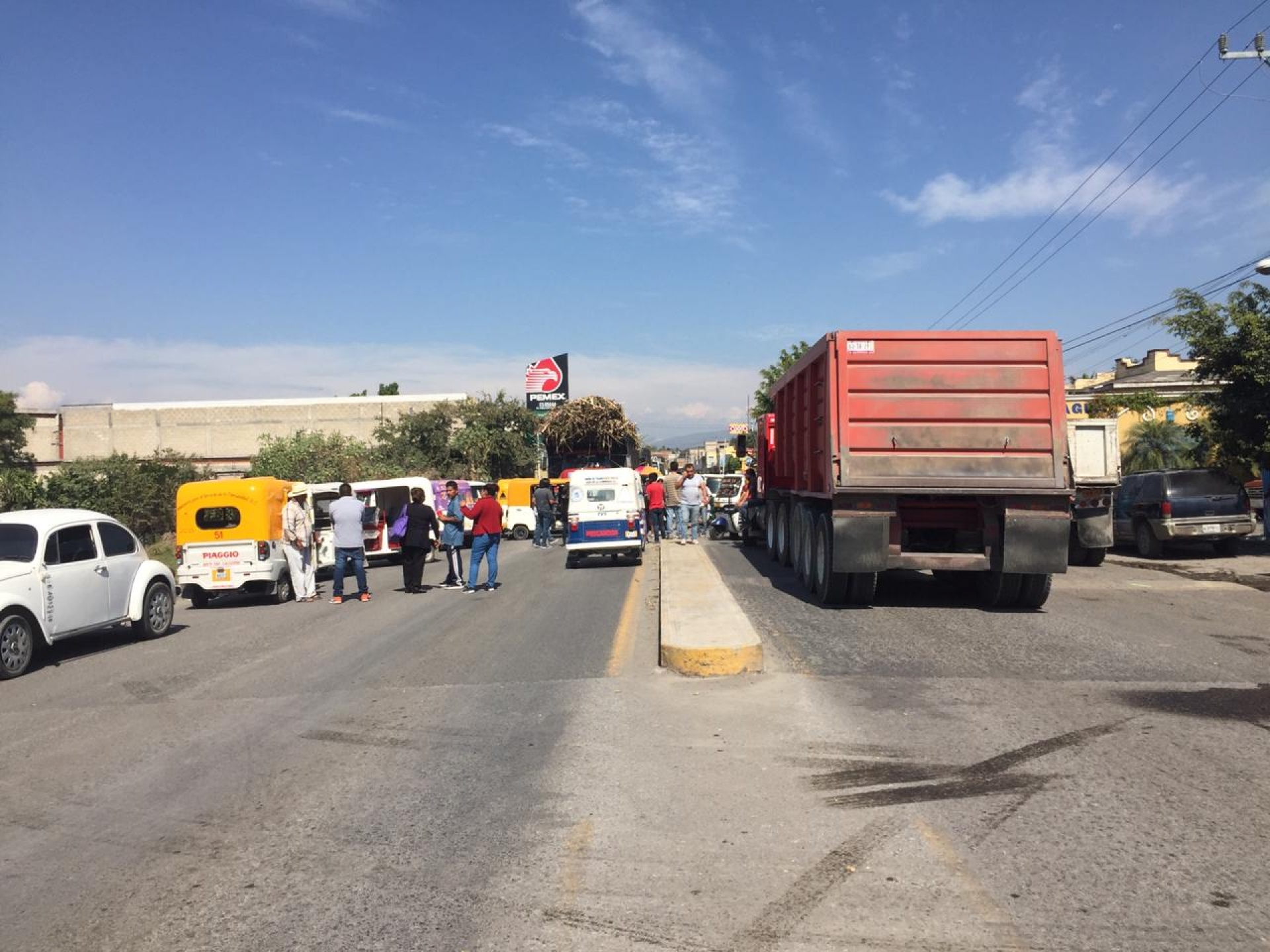 Bloquean mototaxistas carretera Zacatepec-Zapata