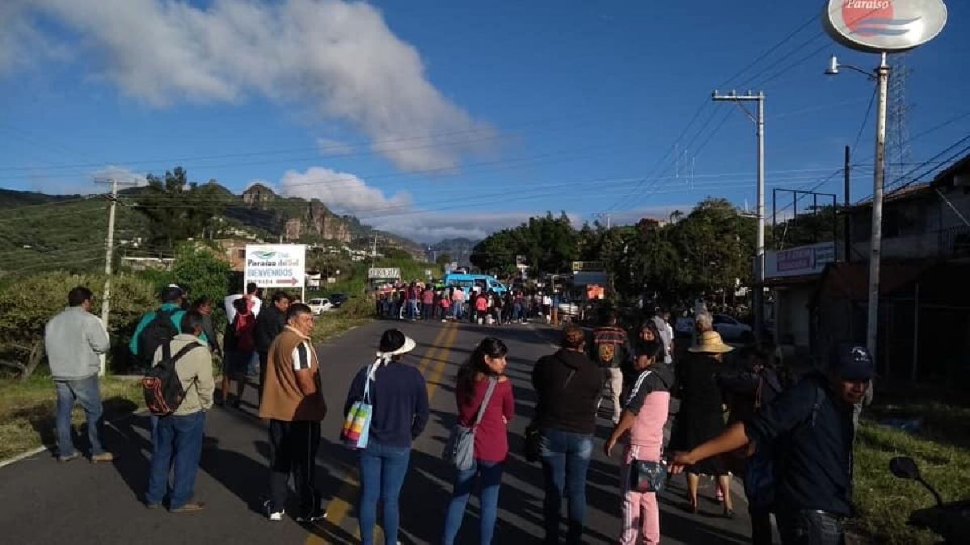 Colapsan vialidad en Tlayacapan; exigen terminar obras en escuelas