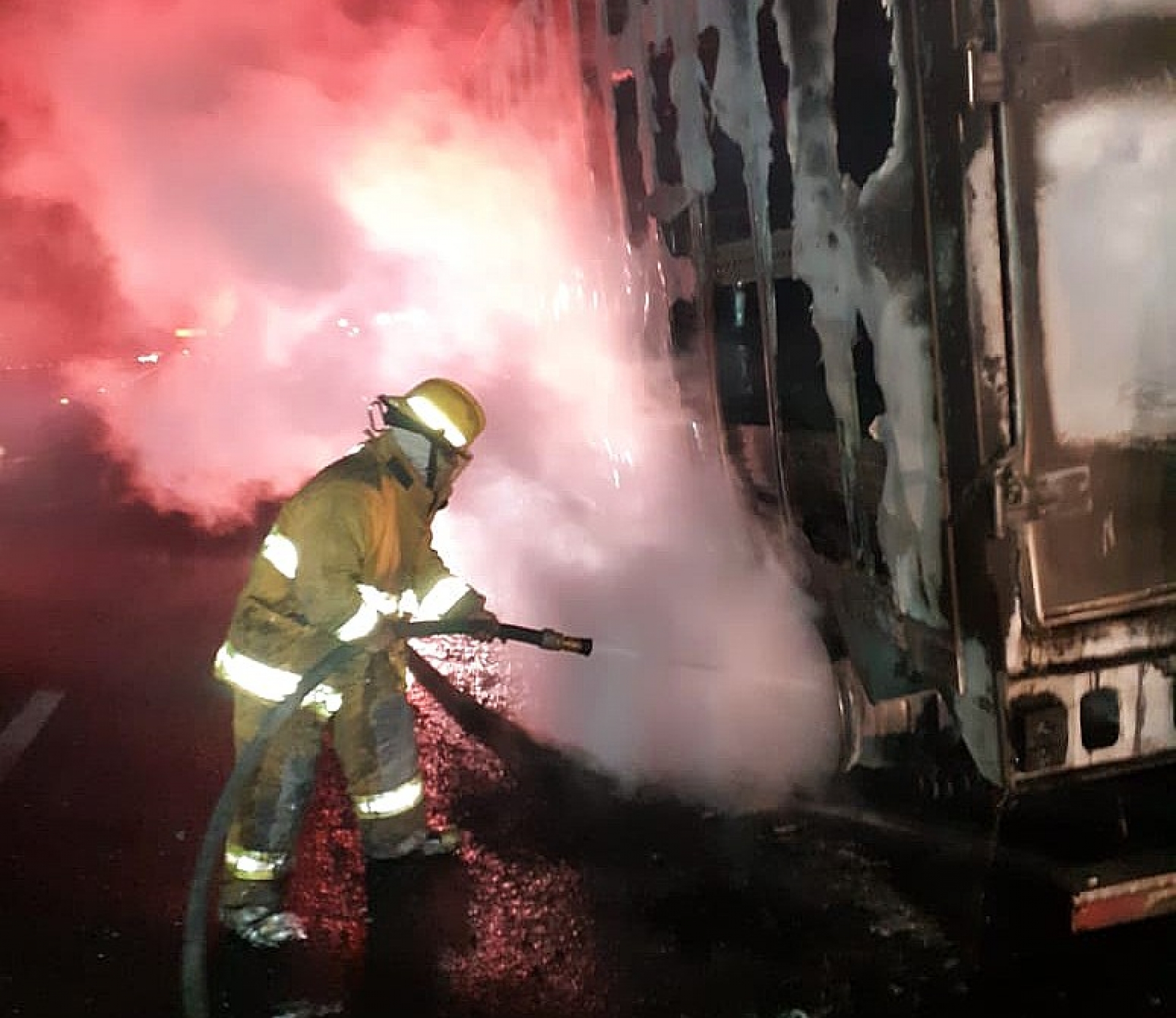 Bomberos sofocaron incendio de camión de carga en la autopista México-Cuernavaca