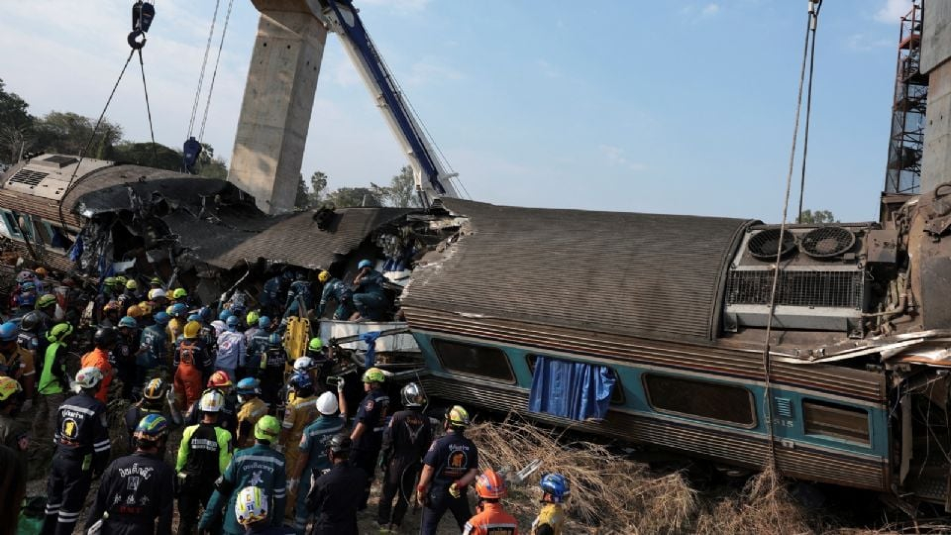 Grúa cae sobre tren en Tailandia y deja al menos 32 muertos