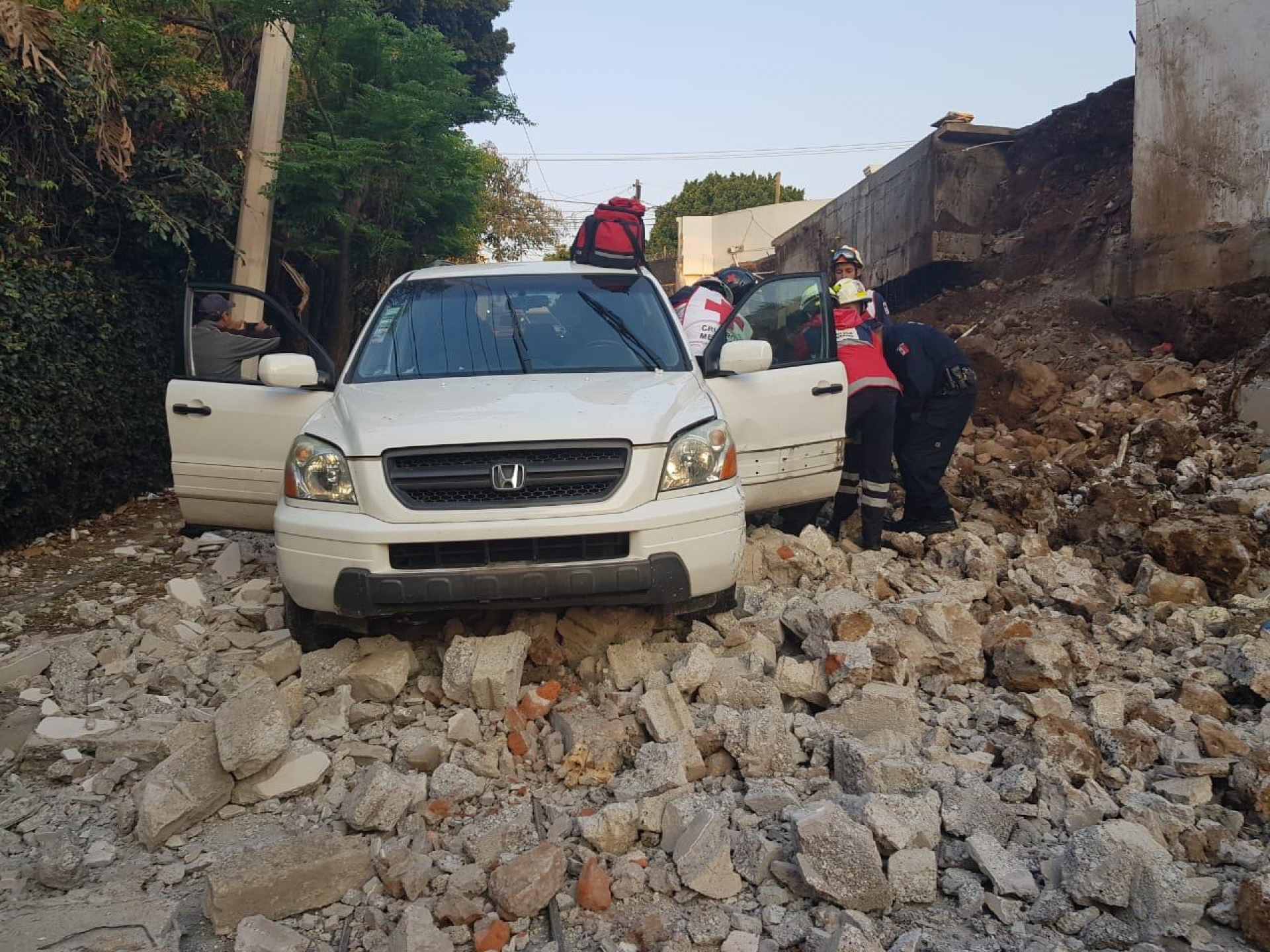 Una mujer resultó herida tras caer una barda en Paseo del Conquistador