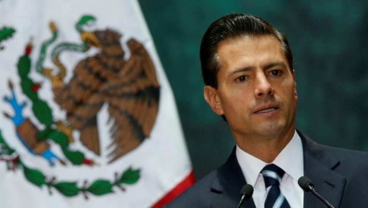 “La UP decepciona”, dicen alumnos y egresados que piden retirar el título a EPN; llevan 135 mil firmas