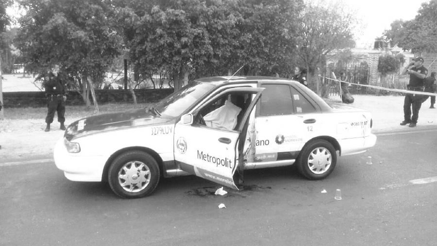 Atacan a balazos a tres personas en un taxi: una mujer murió