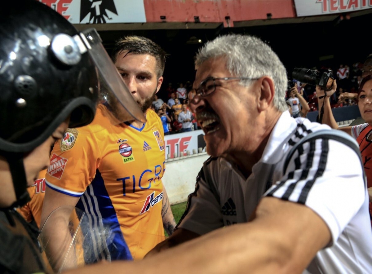 Afición de Veracruz y Tigres se agarraron a golpes (VIDEOS)
