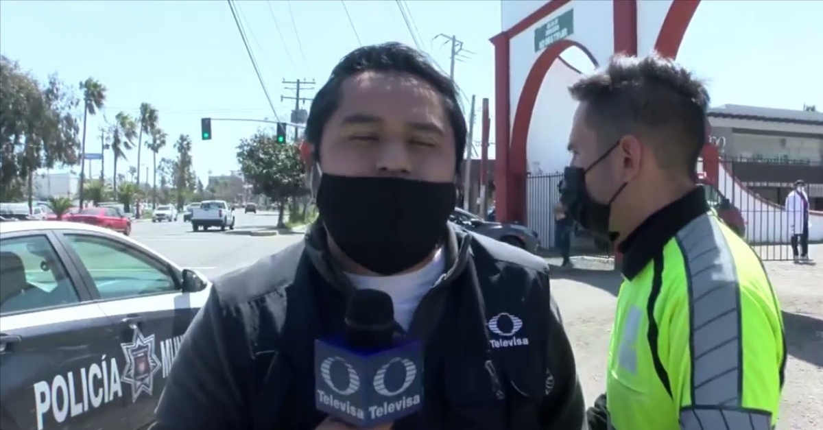 Detienen a reportero de Televisa mientras hacía enlace en vivo