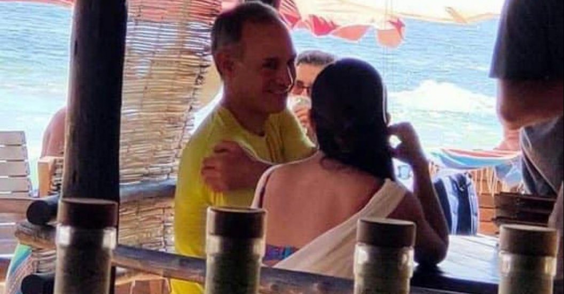 Captan al subsecretario de Salud, Hugo López Gatell, en playas de Huatulco