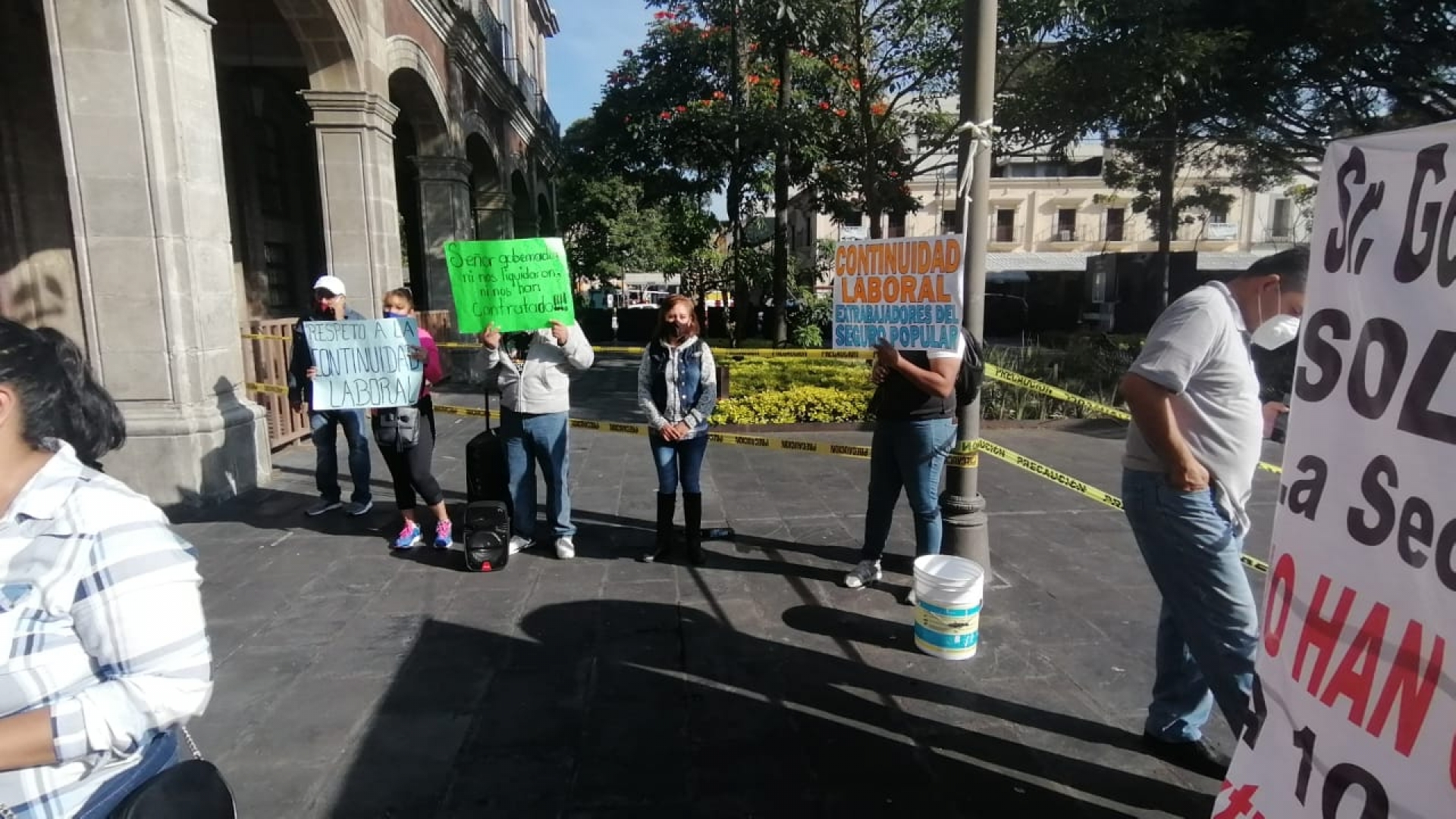 Protestan ex trabajadores del extinto Seguro Popular, en Cuernavaca