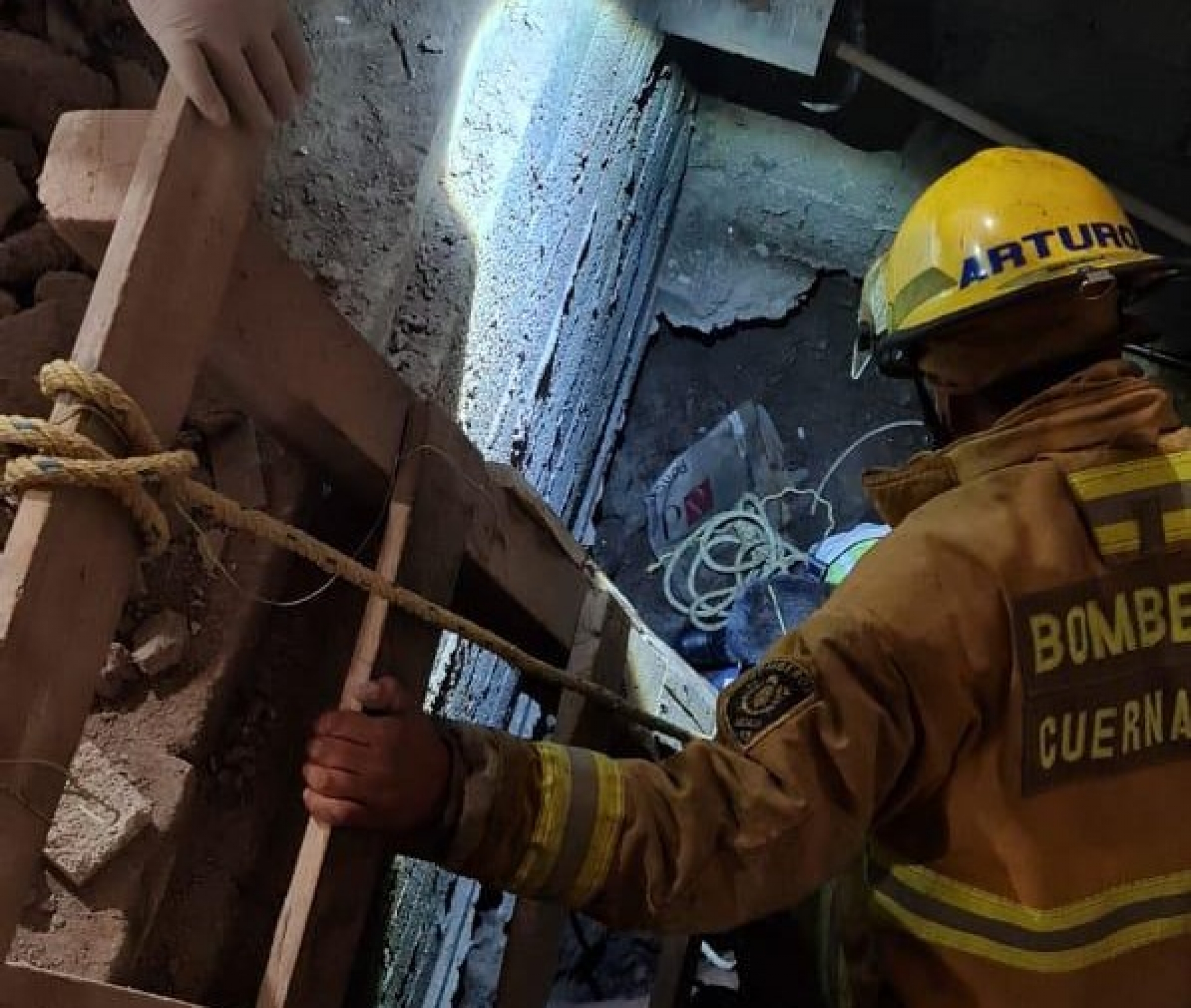 PC Cuernavaca rescató con vida a un hombre que cayó a una cisterna