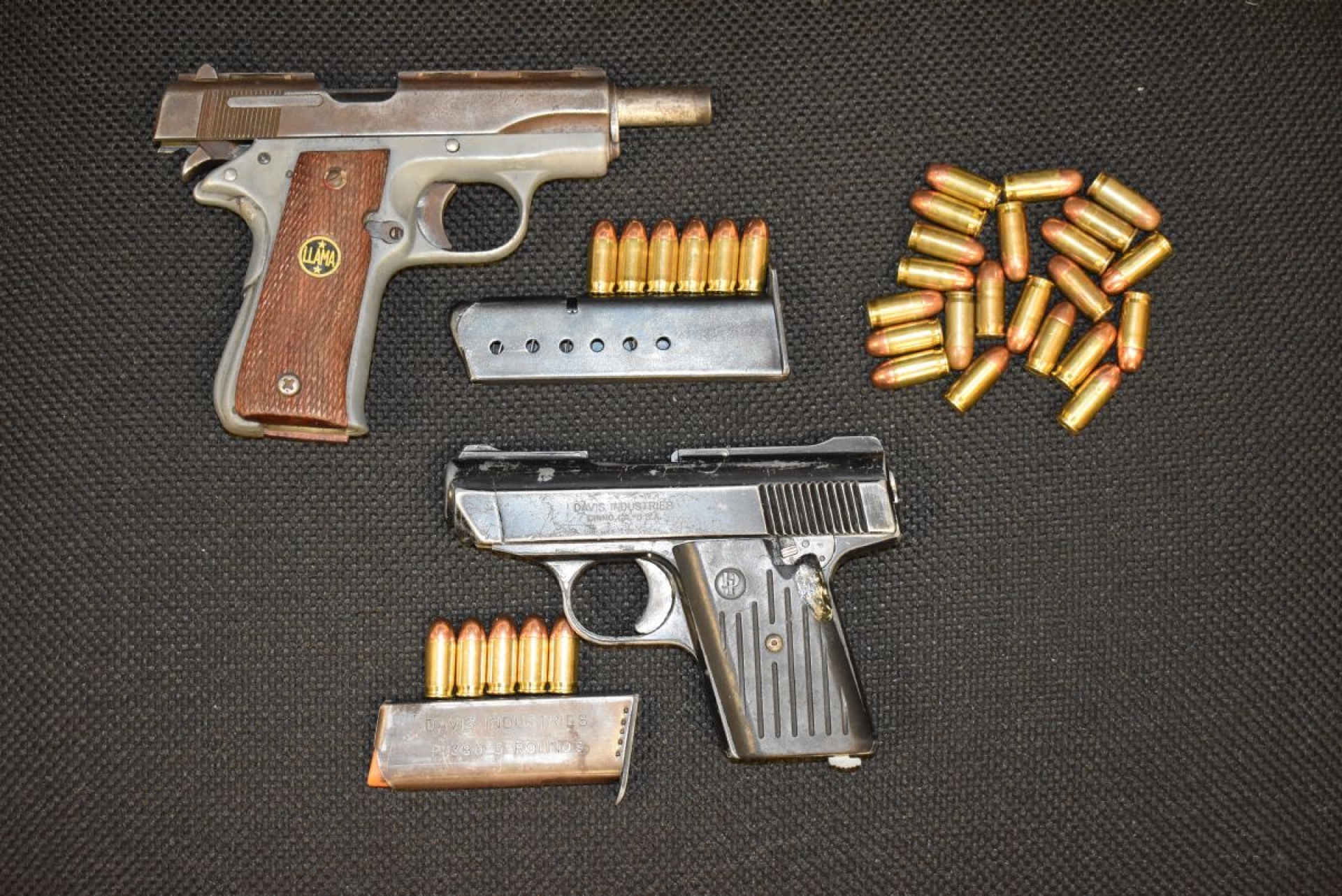 Atrapan a joven que presuntamente portaba dos pistolas