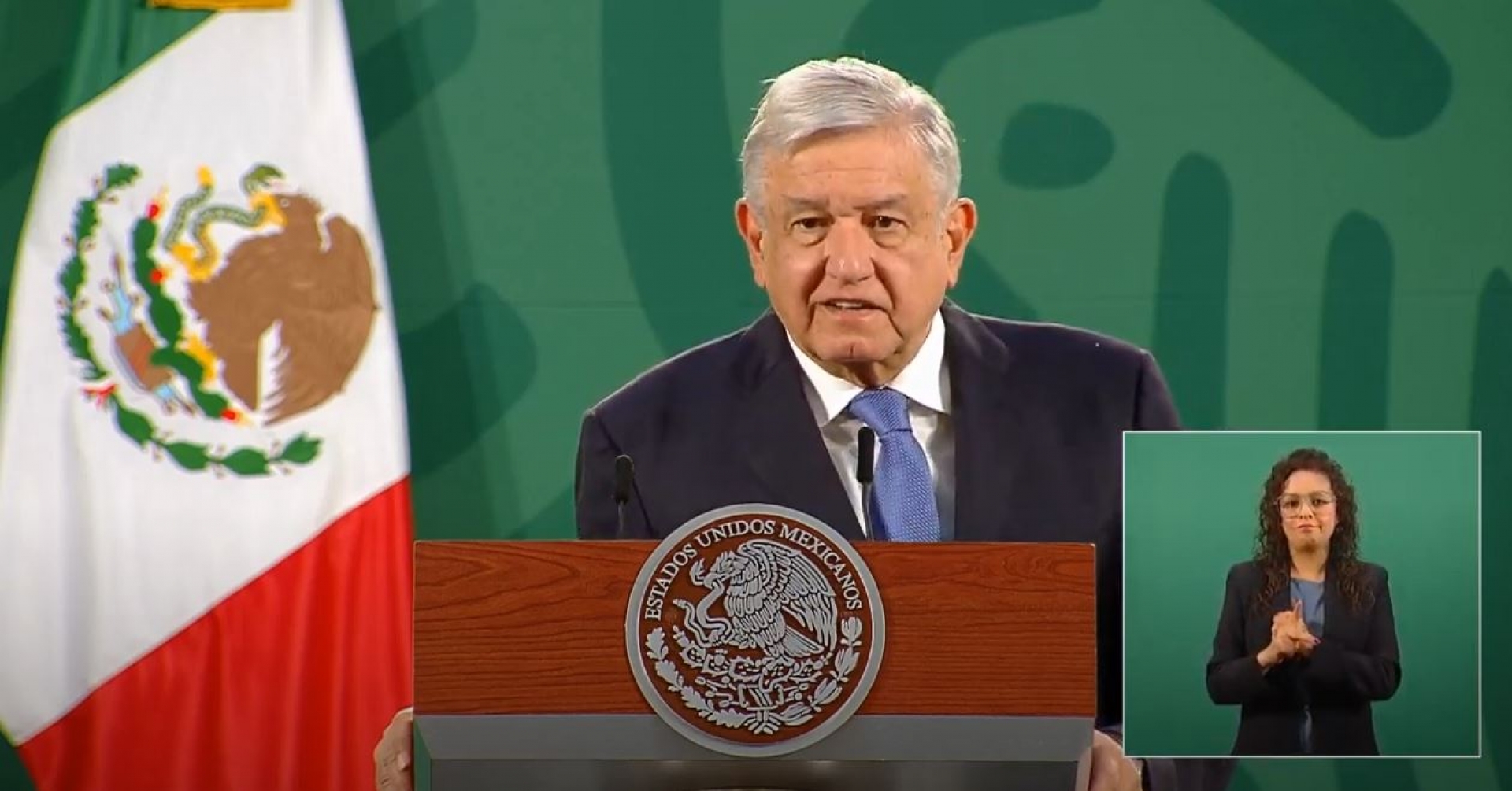 "Nos alcanza para las vacunas, no hay que cancelar obras": AMLO