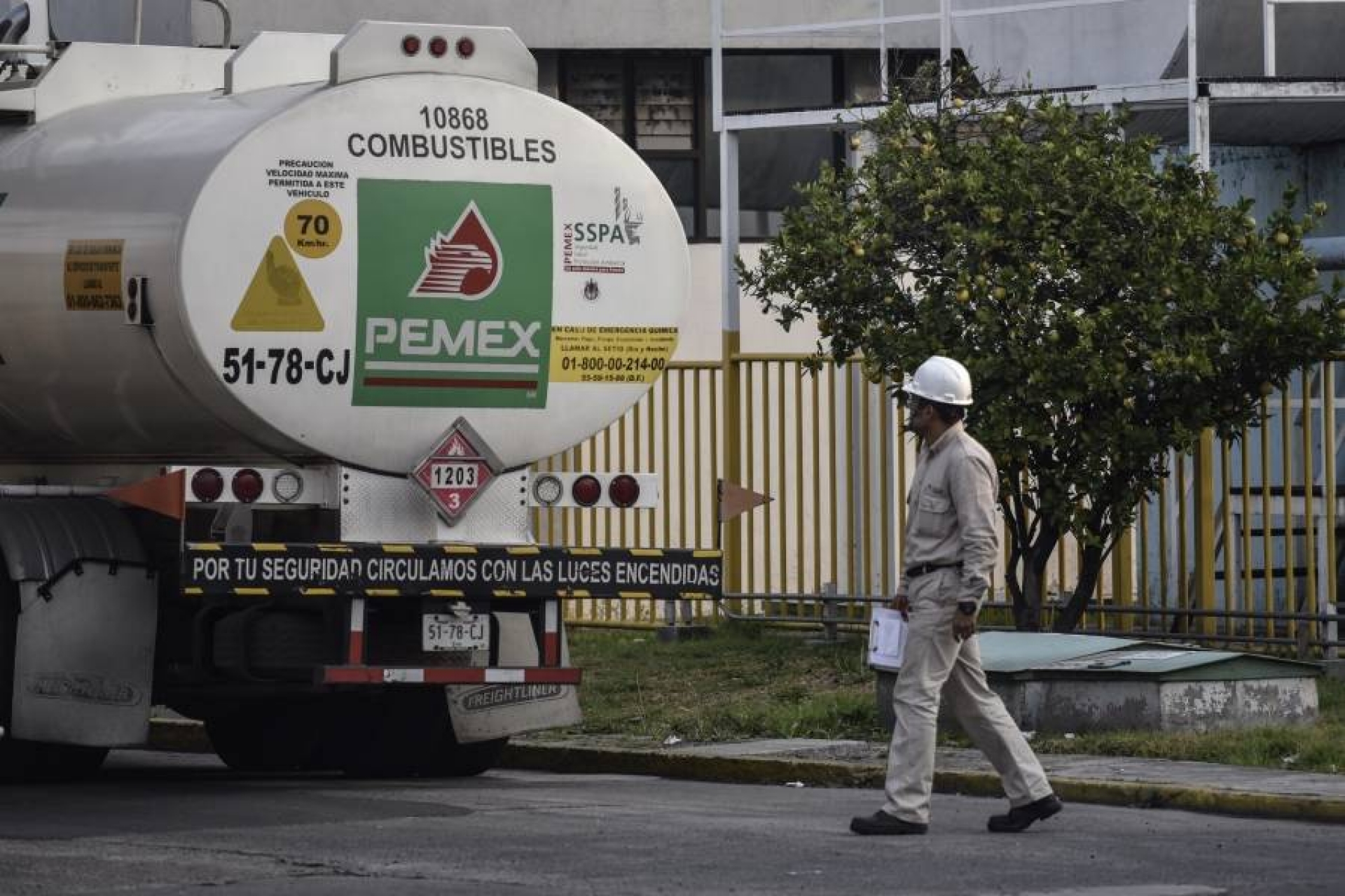 AMLO anuncia contratación de conductores de pipas para abastecer gasolina
