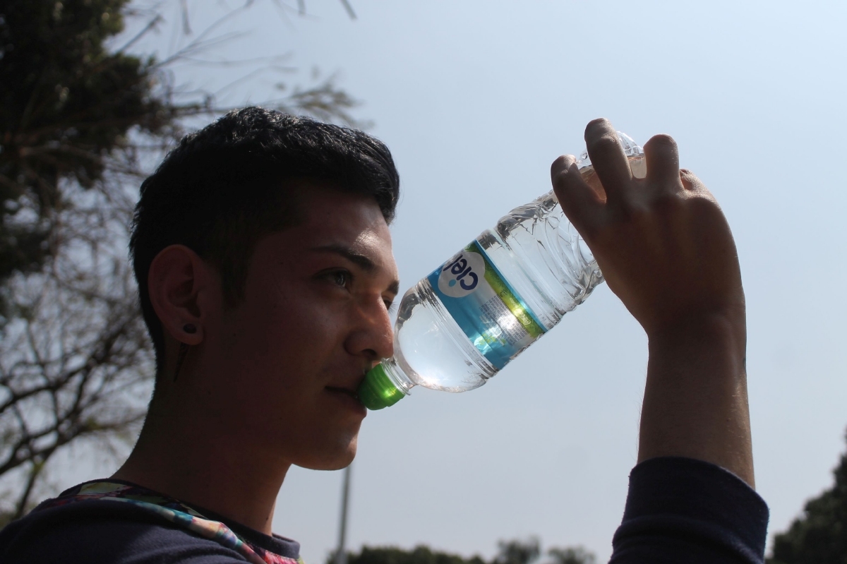 El consumo de agua natural es la mejor hidratación: IMSS