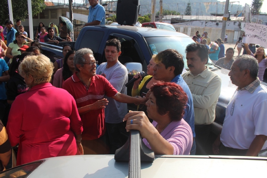 Padres de familia bloquean el Paseo Cuauhnáhuac para exigir una obra