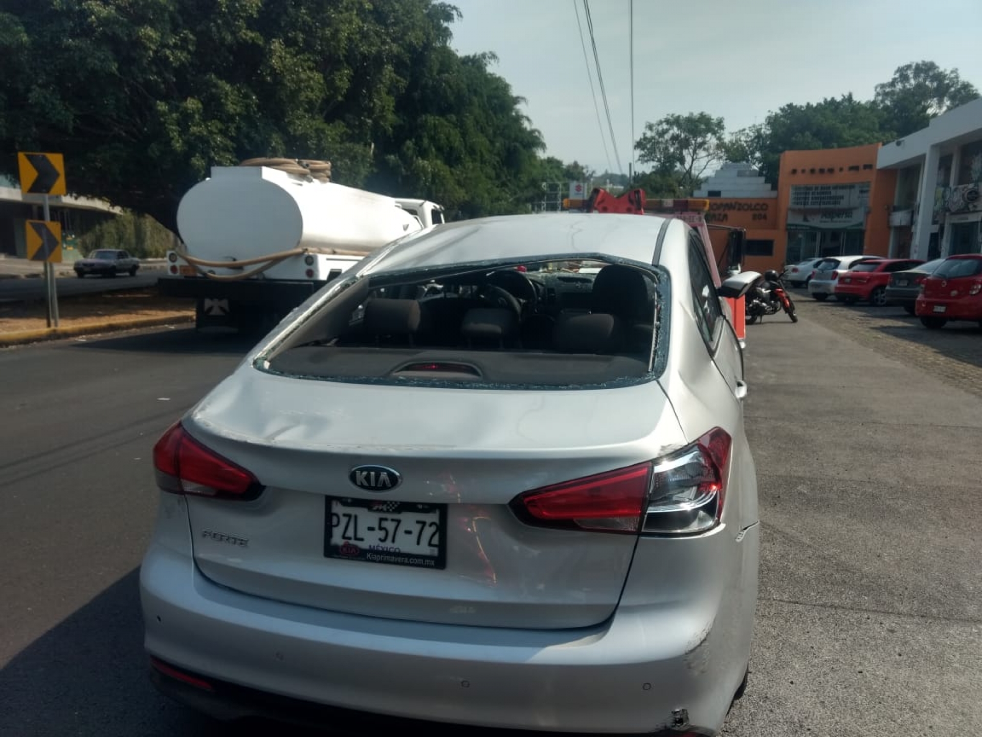 Vuelca automóvil en la avenida Teopanzolco