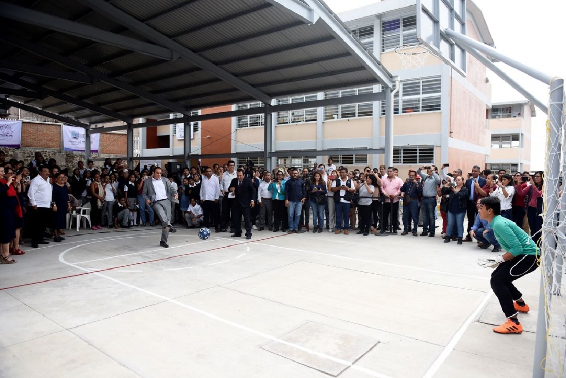 En Cuernavaca, CBB entregó una techumbre a telesecundaria