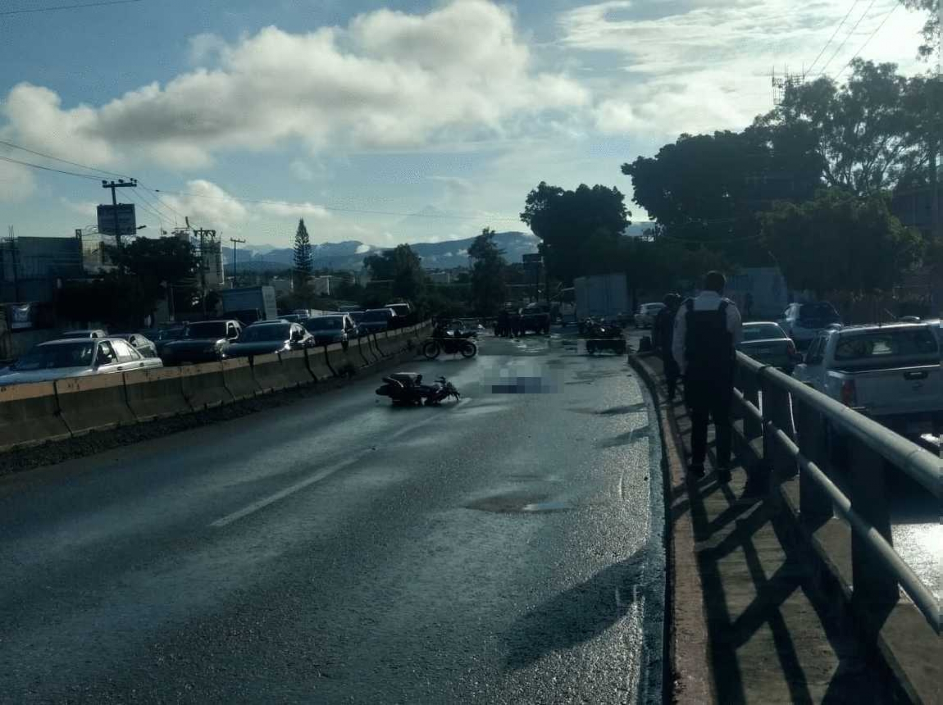 Pierde la vida un motociclista en accidente, en el bulevar Cuauhnáhuac