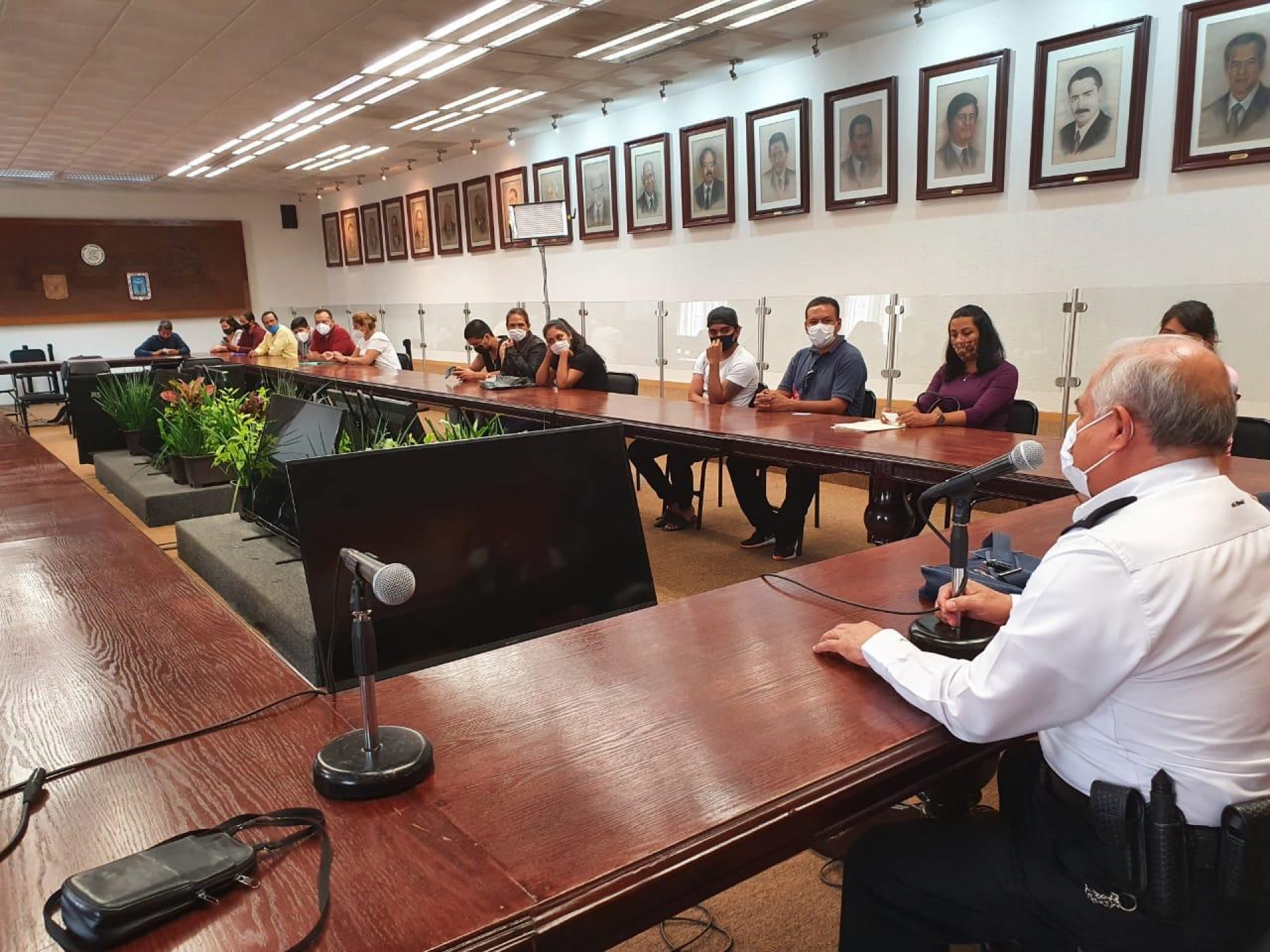 Reciben autoridades a familiares de víctimas de la colonia Antonio Barona