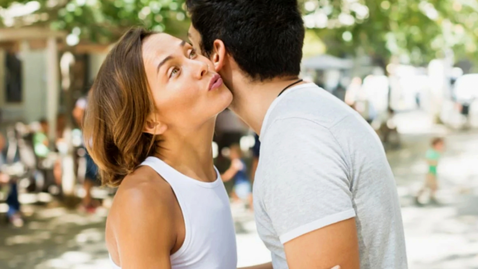 ¡Adiós beso en la mejilla! Vete olvidando de esa vieja costumbre