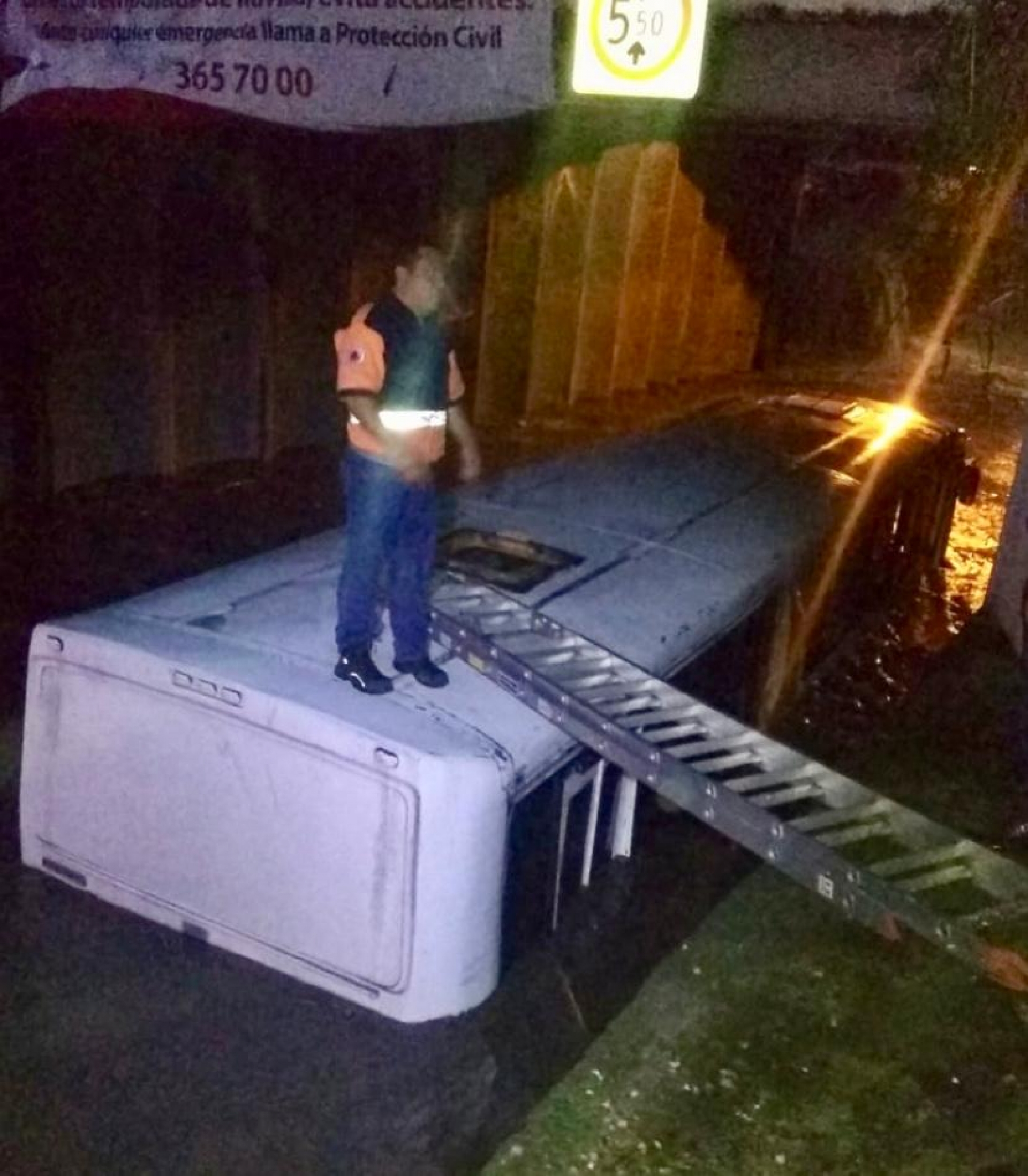 Rescataron a personas de un autobús atrapado debajo de un puente, en Xochitepec