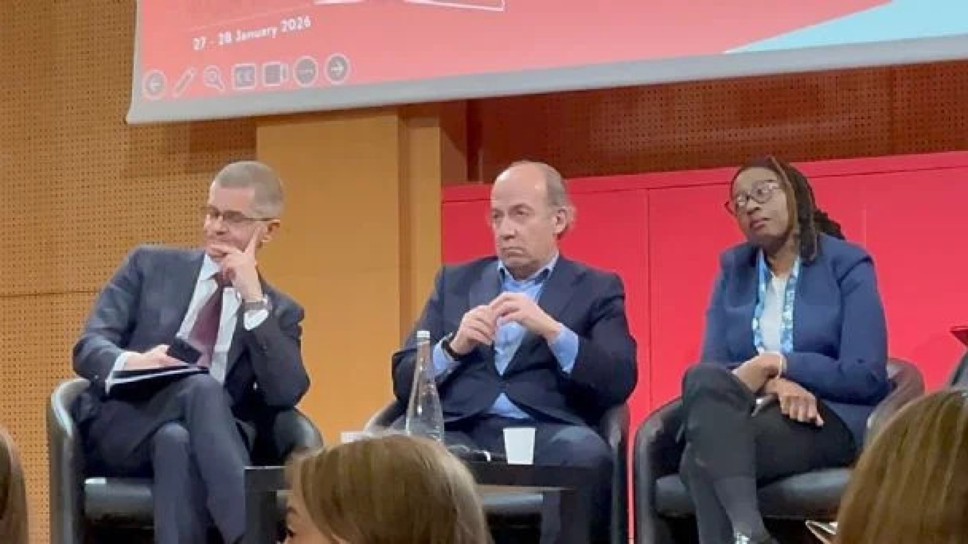 Estudiantes mexicanos increpan a Felipe Calderón durante un foro en París