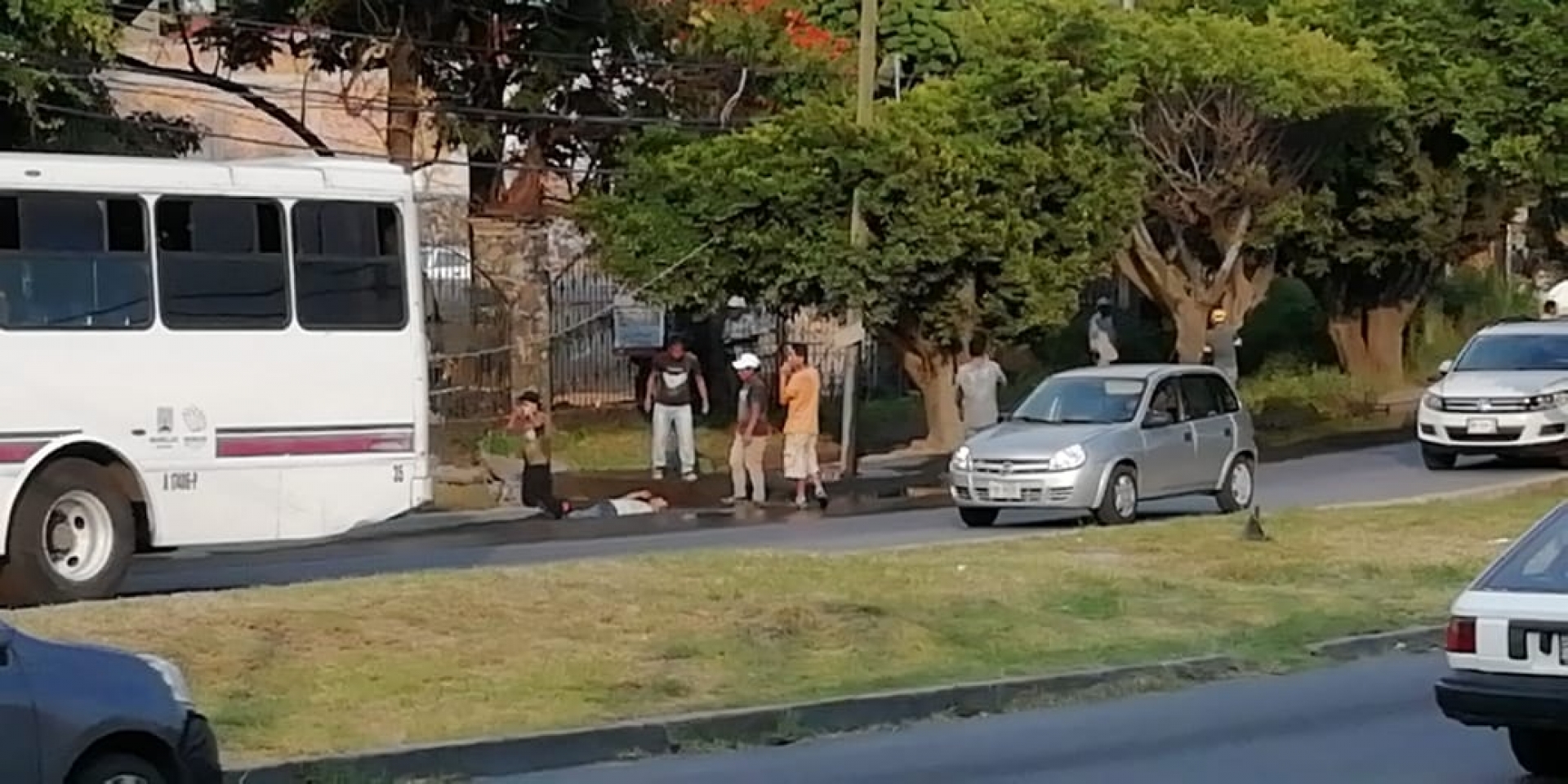 Sufre caída un hombre al intentar cruzar la carretera federal Cuernavaca-Cuautla